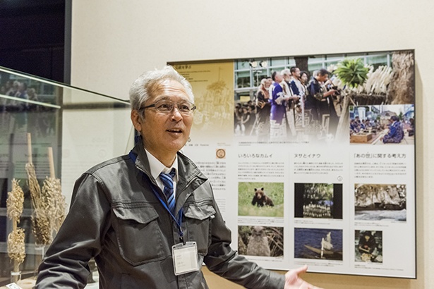 自身も参加したという2014年に北海道庁赤れんが庁舎前で行われた儀式の写真と大谷さん