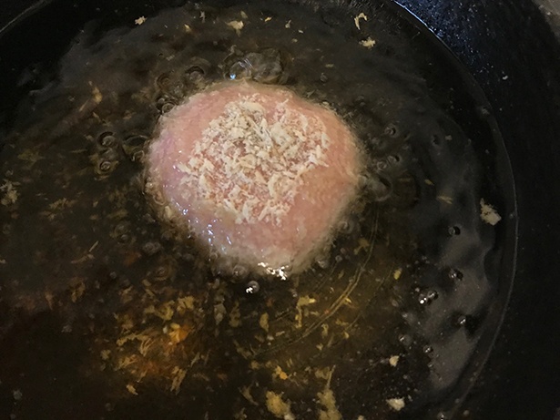 4)180℃の油で揚げる。「家に揚げもの用の鍋がなかったので深めのフライパンで揚げてます〜」