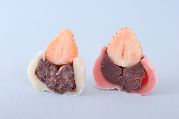 築地そらつき「白いちご大福」のあんこは、北海道産小豆を使用。白いお餅がつぶ(左)、ピンクのお餅がこし(右)