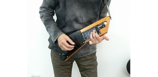 エレキギター形の「iPhone」専用スピーカーで“ギター”をかき鳴らせ！