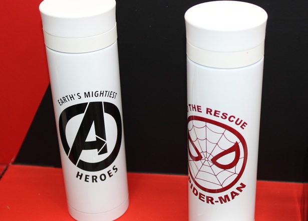「アベンジャーズ」のロゴと「スパイダーマン」のマークが描かれた、ヤクセルの「ステンレスボトル300ml」