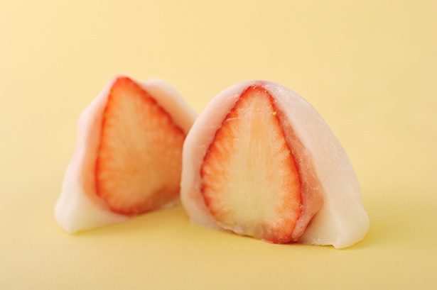 普通のイチゴの3倍サイズの「さくらももいちご」がピンクの白あんに映える和菓子処 福屋の「さくらももいちごの里」