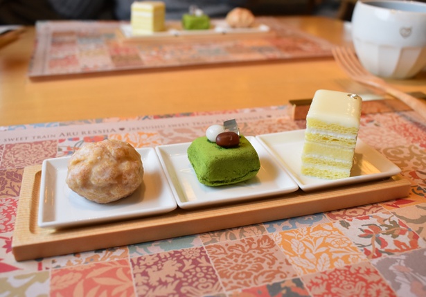 左から、熊本県 和栗のパイ包み、福岡県 抹茶のクレームブリュレ、福岡県 バニラのガトー