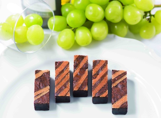 「デザートワインブラウニー」(864円～)は、フランス産貴腐ワインを使用した食べやすいショートサイズのブラウニー