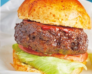 神戸牛100％“超肉厚バーガー”の迫力をみて！「THE PLACE KOBE」の神戸ビーフバーガー