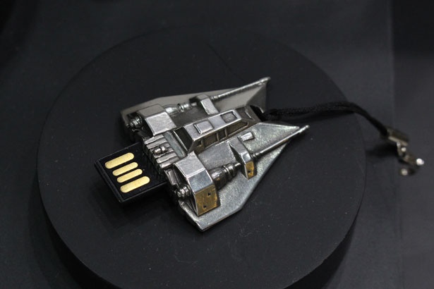 スノースピーダーがUSBメモリーに！ロイヤルセランゴール「USBメモリー スノースピーダー」(1万2960円、発売中)