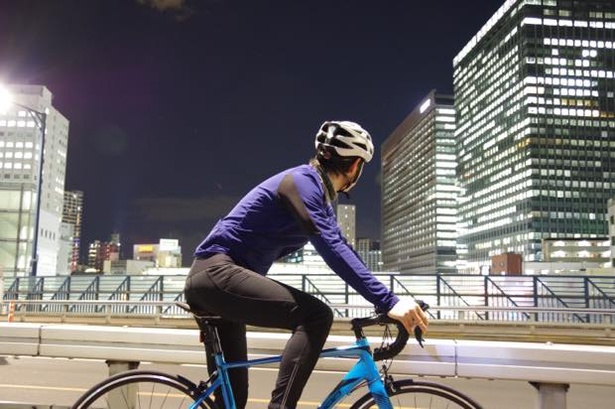 【写真を見る】夜景を楽しみながらロードバイクで東京タワー周辺を巡る特別コースを体験できる