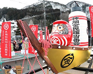 “振る舞い”がスゴイ！岐阜県飛騨市の冬なのに熱い祭り