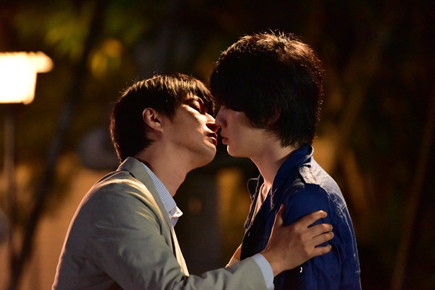 【写真を見る】ついに気持ちを抑えられなくなった桜井(天野)が、蓉一(渡邉)にキス…!