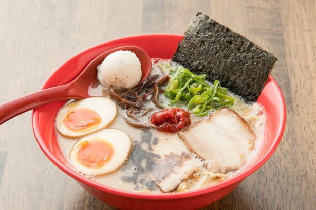 【写真を見る】ホンダラーメン3号「眞味」(700円)。黒マー油、白マー油、唐辛子味噌を溶かしながら味の変化が楽しめる