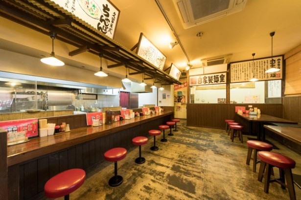 座敷もありファミリー客も多い。製麺の様子がガラス越しに見られる