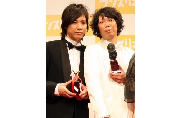 【写真】並ぶと、その差は歴然!?男前1位のライセンス藤原と、ブサイク1位のカリカ家城