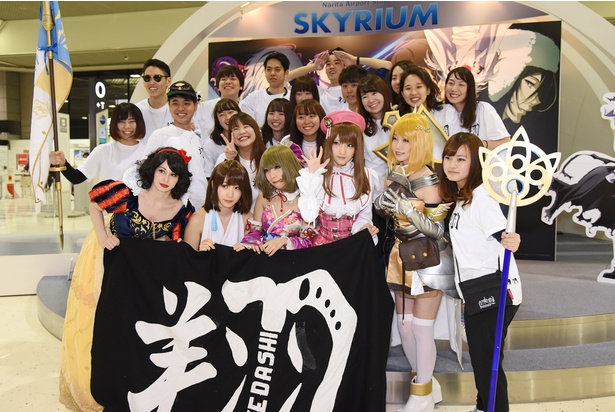 大人数の旅行者と集合写真を撮影する一幕もあった