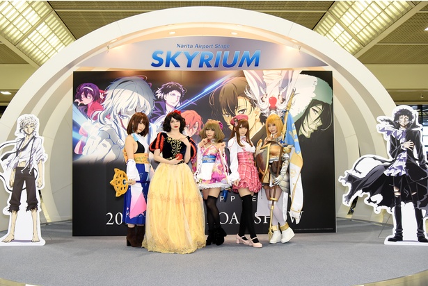 「文豪ストレイドッグス」のフォトパネルをバックに集合写真も撮影できる