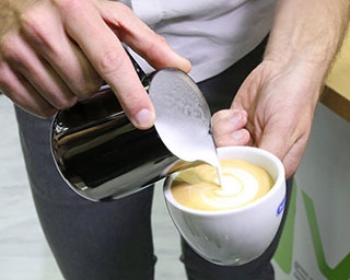 コーヒーに革命が！デロンギからトップバリスタも認める一杯を作る業務用マシンが登場！
