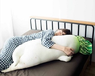 もちもちの大根と添い寝ができる！“セクシー大根”の抱き枕が登場