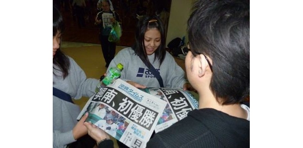 試合終了直後、「沖縄タイムス」の号外が到着