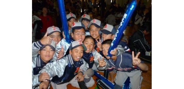 地元の少年野球チームも一致団結で応援