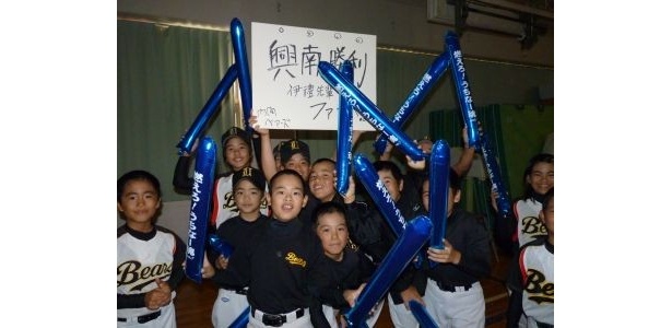 応援席には伊禮伸也選手が所属していた少年野球チームの姿も