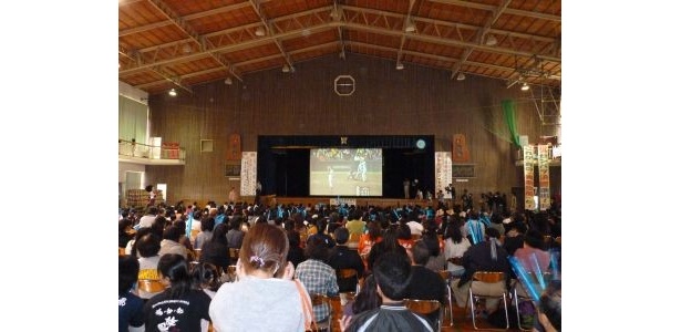 興南高校の体育館には巨大スクリーンが用意された