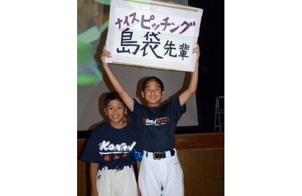 手書きの応援プレートで最後まで応援した少年たち