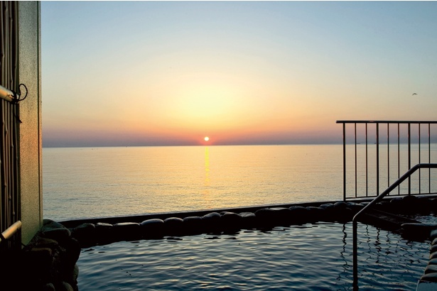 日本海に沈む夕日を眺めながら入りたい、その名も「夕日のゆ」。ナトリウム塩化物泉の天然温泉は肌がつるつるになると評判だ