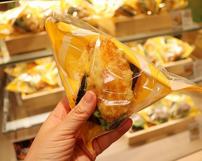 万博で22万食突破の“片手グルメ”が常設化！進化系「ワンハンドBENTO」登場＆あべのハルカス惣菜売場が大リニューアル
