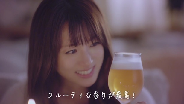 「そんなことより…篇」では「フルーティな香りが最高！」と「エビス 華みやび」を見つめる深田