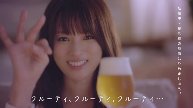 深田が「フルーティ、フルーティ、フルーティ、フルーティ…」と指を折りながら数える「10 回言って！篇」