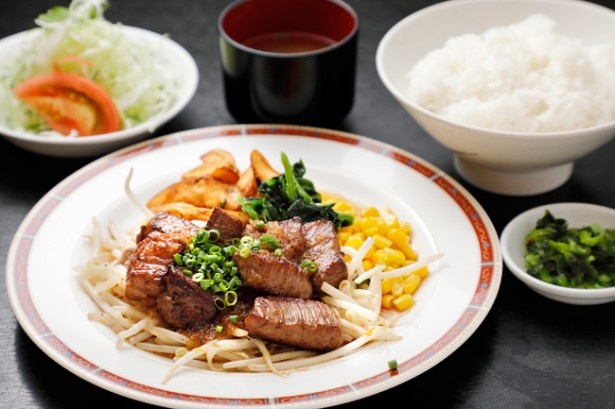 【写真を見る】ひと口サイズのお肉がパクパクと食べやすい「サイコロステーキ定食」(1180円)