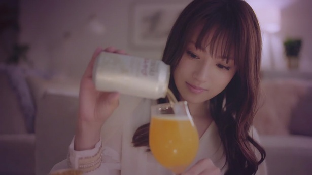 【写真特集】深田恭子 WEB限定動画「ヱビス 華みやび Night Routine 篇」カット画像(10/24)
