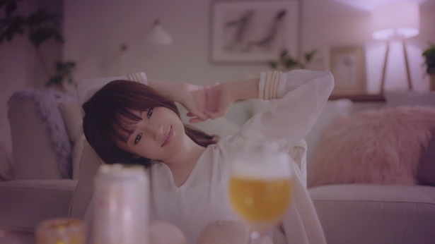  【写真特集】深田恭子 WEB限定動画「ヱビス 華みやび Night Routine 篇」カット画像(15/24)