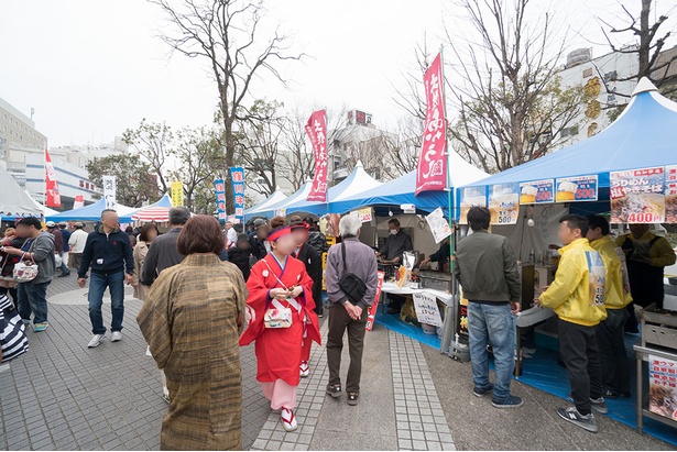 会場には、高知県のご当地グルメを販売するブースがズラリ