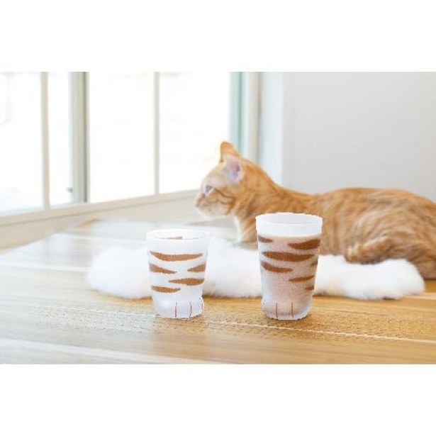 グラスにミルクを注げばよりリアルなねこの手になる！