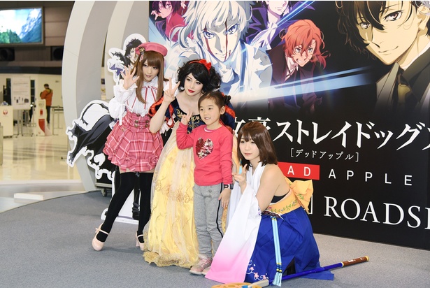 コスプレイヤーとの写真撮影に子どもたちも大満足の様子