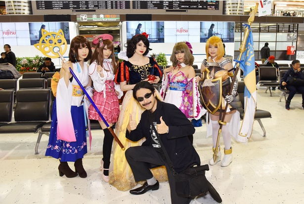 コスプレ美女たちと記念撮影ができ、記者も大満足！