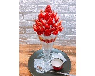 完熟いちご15個を使用した高さ30cm超の贅沢ないちごパフェ新発売！  
