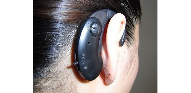 耳の後ろ側に装着。本体側面のダイヤルで角度センサーの感度を調節できる