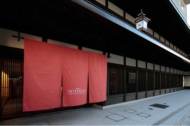 ホテル インターゲート京都 四条新町の外観。町家を思わせる格子が京都の町並みにしっくりと溶け込む