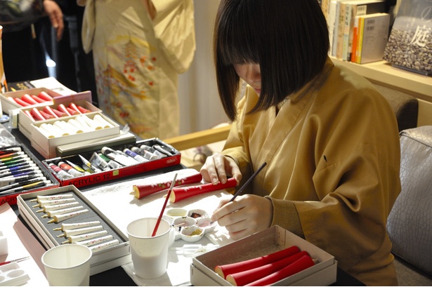 京都の伝統工芸体験のワークショップも実施。当面は和ろうそくの絵付け体験や着物の生地を利用したご朱印帳制作、ミニ屏風制作を予定。一部有料もあり