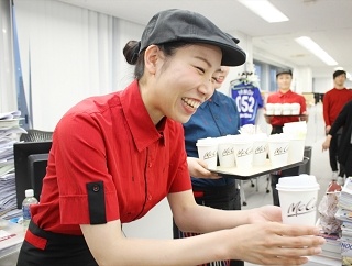 マクドナルドの美女クルーが東京ウォーカー編集部にやってきた！“実は、おいしい”コーヒーでおもてなし