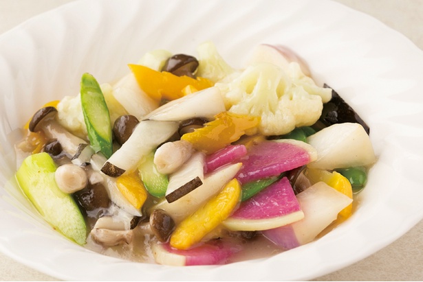 【写真を見る】「神奈川地野菜のうす塩煮込み」(1,296円)。旬の野菜を7～8種を使ったひと皿だ