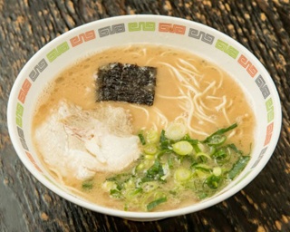 【福岡】豚骨フレーバー、骨粉感も生かした“直球豚骨”「丸星ラーメン」