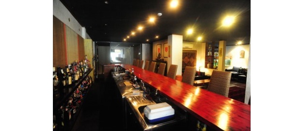 【写真6】巴東　「ニア・イコール」のオーナーが手掛ける1階が炭火焼、2階がバーの店
