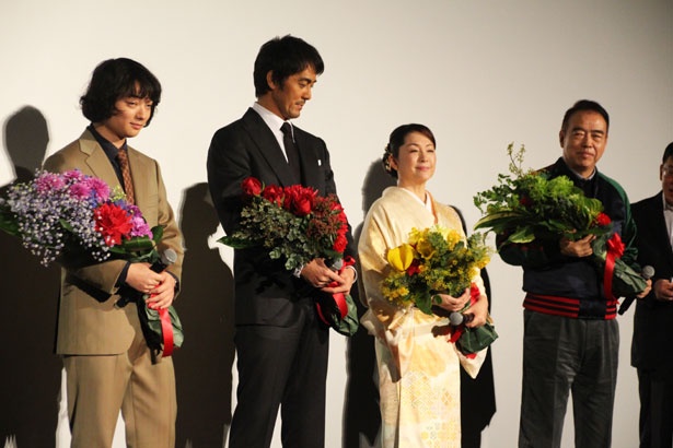 RADWIMPSの3人から花束が手渡された
