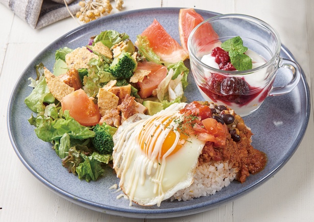 「マンゴツリーキッチン」の「青野菜のガパオ」(950円)