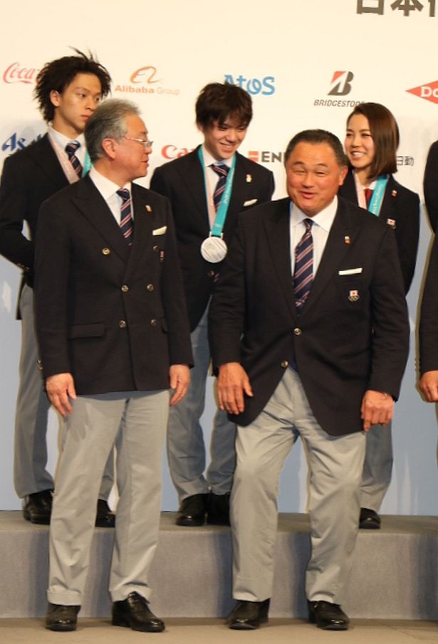 日本代表選手団総監督、副団長の後ろで背伸びをして笑いを誘っていた宇野昌磨