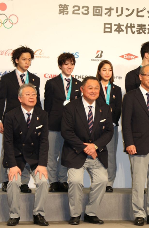 前列の日本代表選手団総監督、副団長は腰を屈めたが、結局イスが用意された