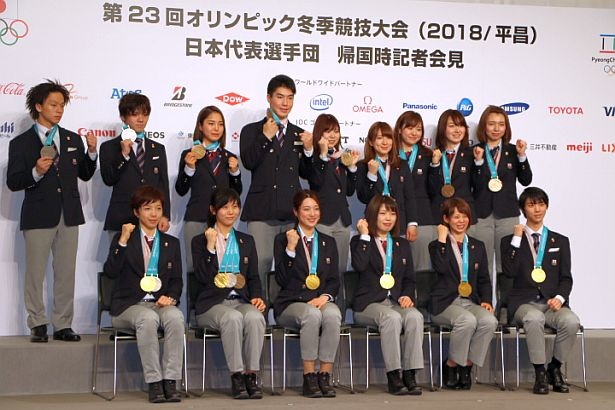 【写真を見る】ガッツポーズで撮影！笑顔の日本代表選手団