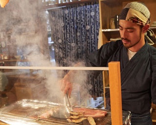 外国人観光客だらけ！　ニセコの国際的な“IZAKAYA”に潜入